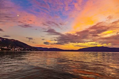 Arnavutluk 'un Vlore kentinin güzel gün batımı manzarası. Arnavutluk 'un batısında, Avrupa' da Adriyatik Denizi 'nde harika bir gün batımı. Çarpıcı Adriyatik deniz manzarası. Seyahat konsepti arka planı.