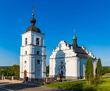 2021 yazında. Subotiv köyündeki Aziz Elijah Kilisesi, Ukrayna 'nın ünlü tarihi sembolü. Chyhyryn, Çerkasya bölgesi, Ukrayna. Ukraynalı ünlü hetman Bohdan Khmelnytsky 'nin gömüldüğü yer..
