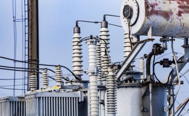 Kışın Ukrayna 'da yüksek voltajlı eski elektrik santrali. Kablolar, bağlantılar ve izolatörler. Rus füzeleri savaş sırasında Ukrayna enerjisine saldırıyor. Kapatma. Elektrik santrali.