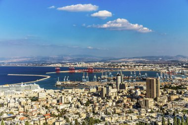 Hayfa limanının panoramik manzarası, Hayfa şehir merkezi, liman, sanayi bölgesi güneşli bir kış günü. Hayfa, Kuzey İsrail
