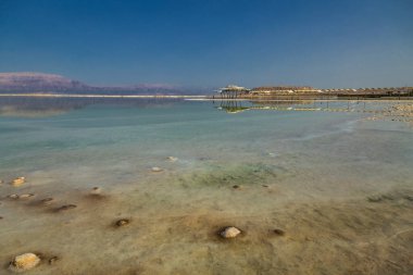 Gün batımında İsrail 'in ölü deniz kıyılarının güzel manzarası. Ufuktaki Ürdün kıyısı.