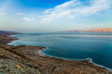 Gün batımında İsrail 'in ölü deniz kıyılarının güzel manzarası. Ufuktaki Ürdün kıyısı.