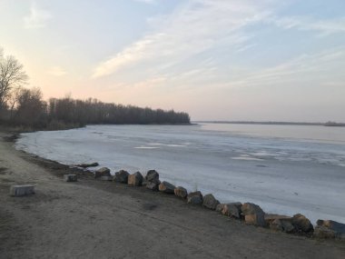 Nehrin üzerinde gün doğumu