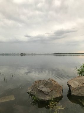 Nehrin üzerinde fırtına bulutları