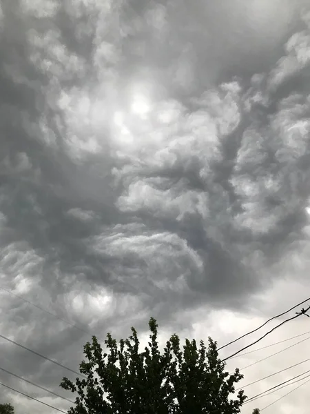 Σύννεφα Καταιγίδας Πάνω Από Ποτάμι — Φωτογραφία Αρχείου