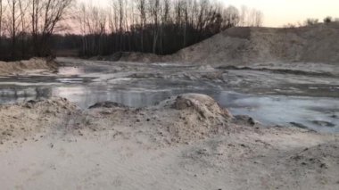 Akşamları Dnipro nehrinin kumlu kıyısında ayakkabı izleri var.