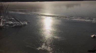Donmuş gölde güneşli bir kış günü