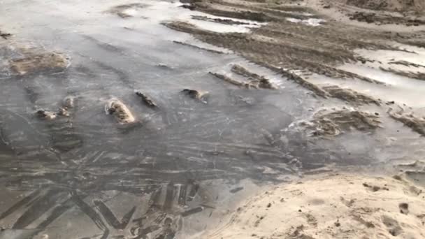 卡车在冰冷的沙滩上留下痕迹 — 图库视频影像