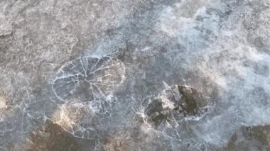 Gün batımında Dnipro nehrinde buzlar kırıldı.