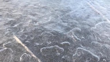 Gün batımında Dnipro nehrinde buzlar kırıldı.