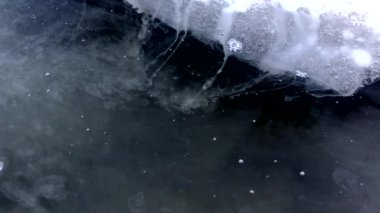 Buzdan nehre akan süt, yaklaş.