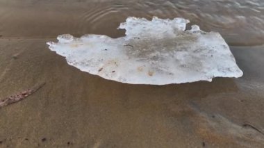 Kumlu sahilde buz var Yaklaş