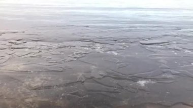 Dnipro nehrinde ince buzlar eriyor.