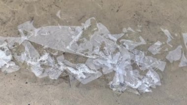 Dnipro nehrinde ince buzlar eriyor.