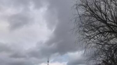 Nehrin üzerinde dramatik bir gökyüzü