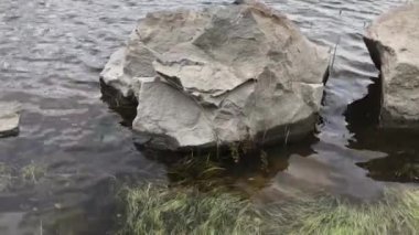 Suyun altında granit taşlar. Kapatın.