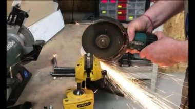 Dairesel testere işi kıvılcımlar saçar