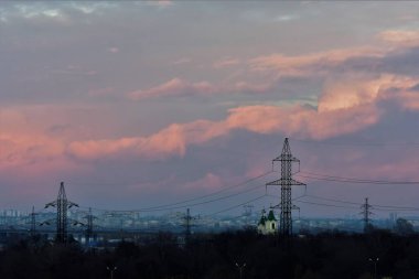 Pembe bulutlar şehrin üzerinde 