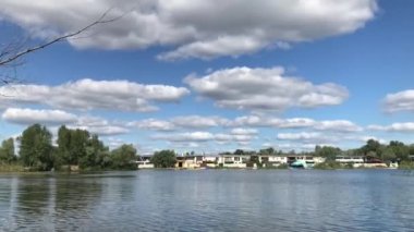 Güneşli yaz gününde Ukrayna 'daki gölün üzerindeki Cumulus bulutları