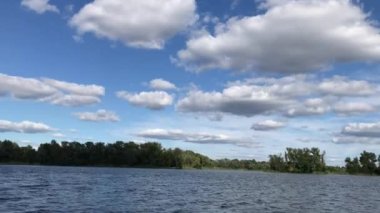 Güneşli yaz gününde Ukrayna 'daki gölün üzerindeki Cumulus bulutları