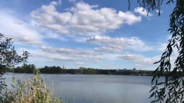 Kumuluswolken Über Dem See Der Ukraine Einem Sonnigen Sommertag — Stockvideo