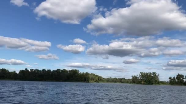 Cumulus nuages sur le lac en Ukraine dans la journée ensoleillée d'été