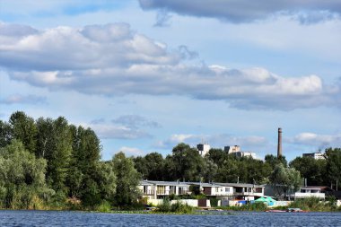 Vahşi Ukrayna doğası, Dnipro nehri ve ormanı üzerindeki bulutlar
