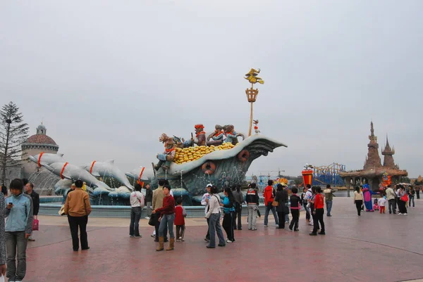 游乐园的中国游客 — 图库照片
