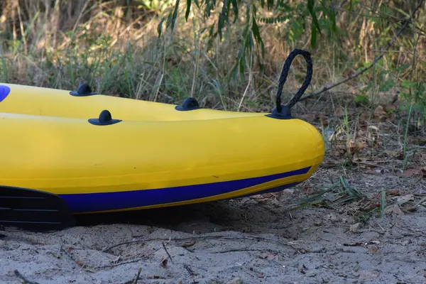 沙滩上的黄皮划艇 — 图库照片