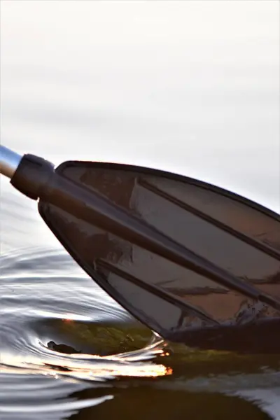 Zwart Roeispaan Water Met Spatten Gouden Achterkant Zonsondergang Licht — Stockfoto