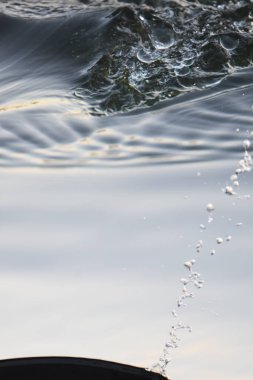 Kürek çektikten sonra su sıçrıyor