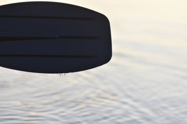 Kürek çektikten sonra su sıçrıyor