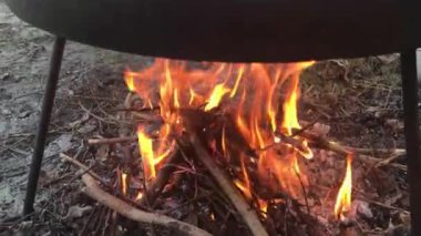 Kamp ateşinde kırmızı çan biberi ve süzme peynir pişirmek 