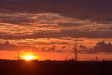 Parkta turuncu gün doğumu bulutlu gökyüzü