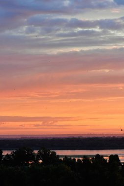 Parkta turuncu gün doğumu bulutlu gökyüzü