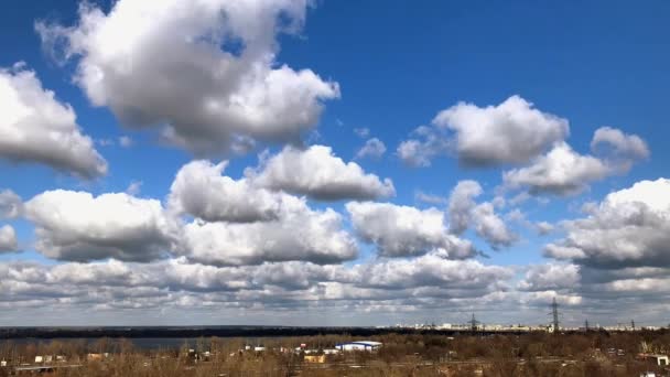 Nubes Cúmulos Sobre Timelapse Ciudad Invierno Día Soleado — Vídeos de Stock