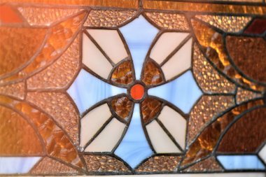 Arka planında haç olan lekeli cam pencere.