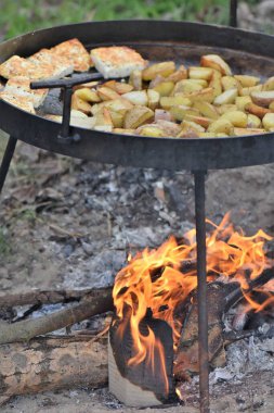 Izgarada kızarmış patates ve süzme peynir. Vejetaryen yemeği.