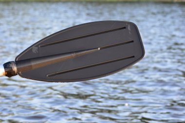 Nehrin yüzeyine siyah bir kürek çektikten sonra su sıçrıyor.