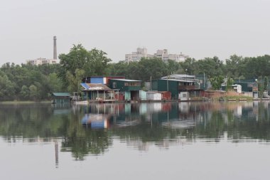 Yaz bulutlu bir günde Dnipro Nehri 'ndeki su teknesi garajında.