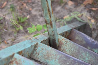Bahçedeki eski paslı demir merdivenleri kapatın.