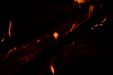 Siyah arka planda yangın. Şöminede yakacak odun, yakın plan.