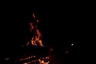 Siyah arka planda yangın. Şöminede yakacak odun, yakın plan.