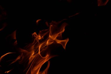 Siyah arka planda yangın. Şöminede yakacak odun, yakın plan.