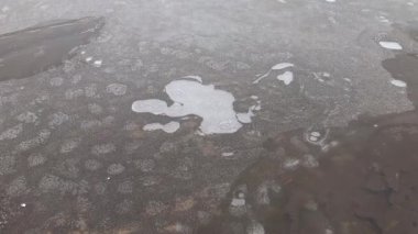 Buzun altında hareket eden hava kabarcığı.