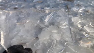 Eldeki şeffaf buz parçası yakınlaştır ve yakınlaştır