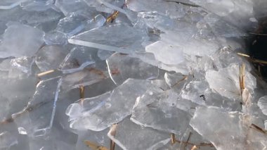 Gün batımında çatlamış buz Yaklaş altın ışıkta