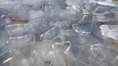 Gün batımında çatlamış buz Yaklaş altın ışıkta