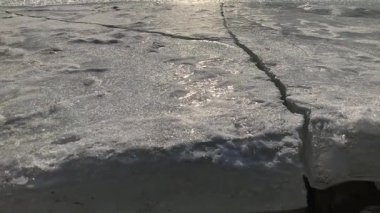 Göl üzerindeki kalın buz kırıkları öğleden sonra güneşli kış gününde parlıyor.