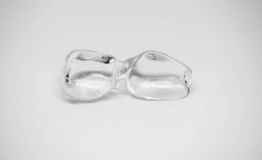 Beyaz zemin üzerinde şeffaf buz küpleri. Yakın plan.